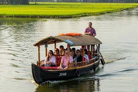 Houseboats and Shikkara in Alleppey: Which Backwater Experience Fits You Best?